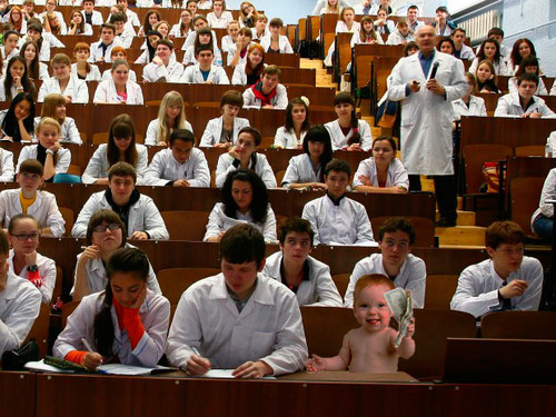 Фото к статье от семейного адвоката ЮК ВиП об алиментах после 18 лет